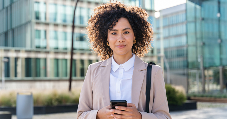 latino business women smiing